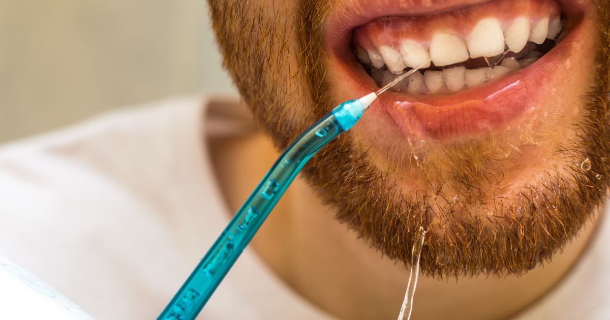 Qué es un irrigador dental y cómo se usa