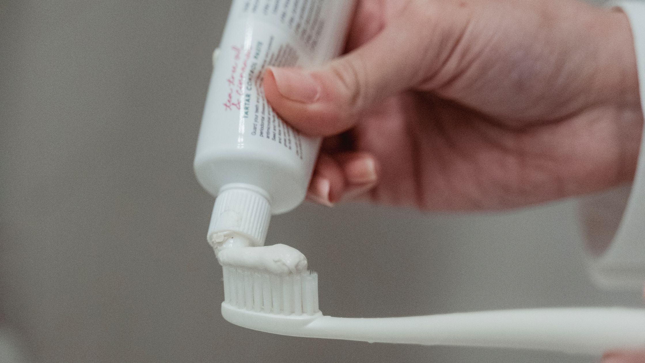 Todo lo que necesitas saber sobre la pasta de dientes blanqueadora